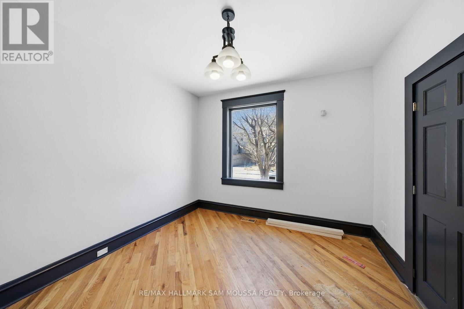 79 Hinton Avenue N Property Photo 7