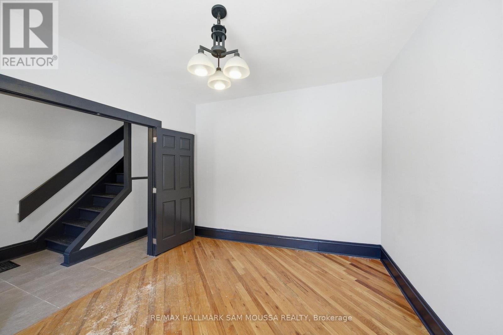 79 Hinton Avenue N Property Photo 8