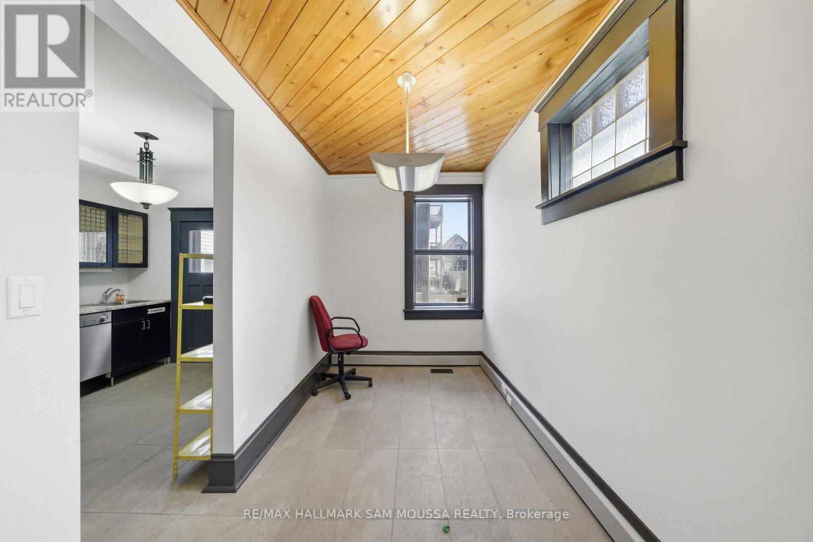79 Hinton Avenue N Property Photo 13