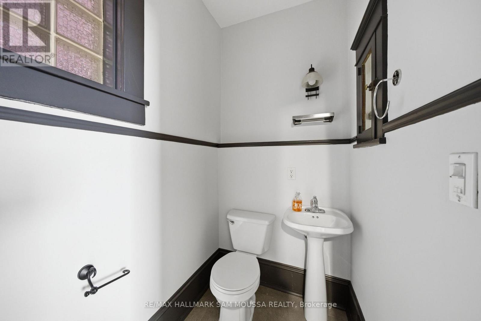 79 Hinton Avenue N Property Photo 17