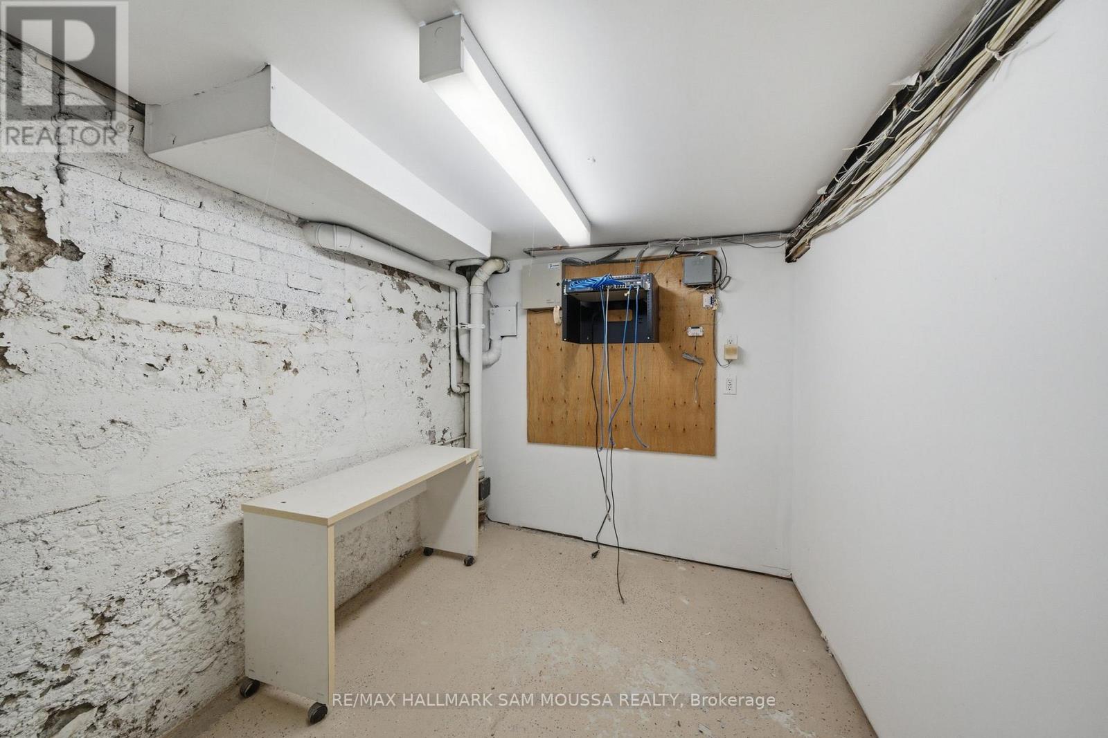79 Hinton Avenue N Property Photo 38