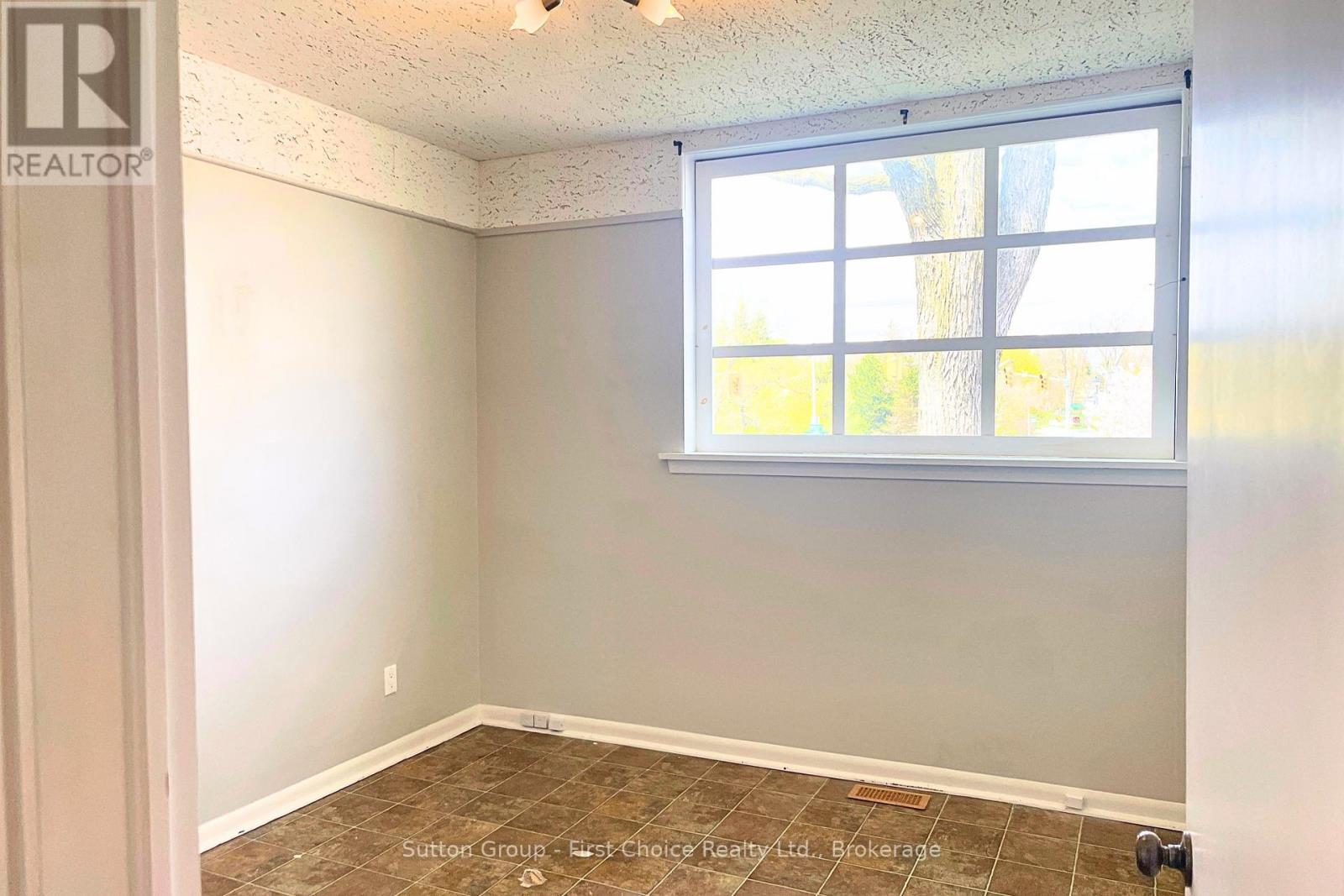 19 Waterloo Street S Property Photo 18