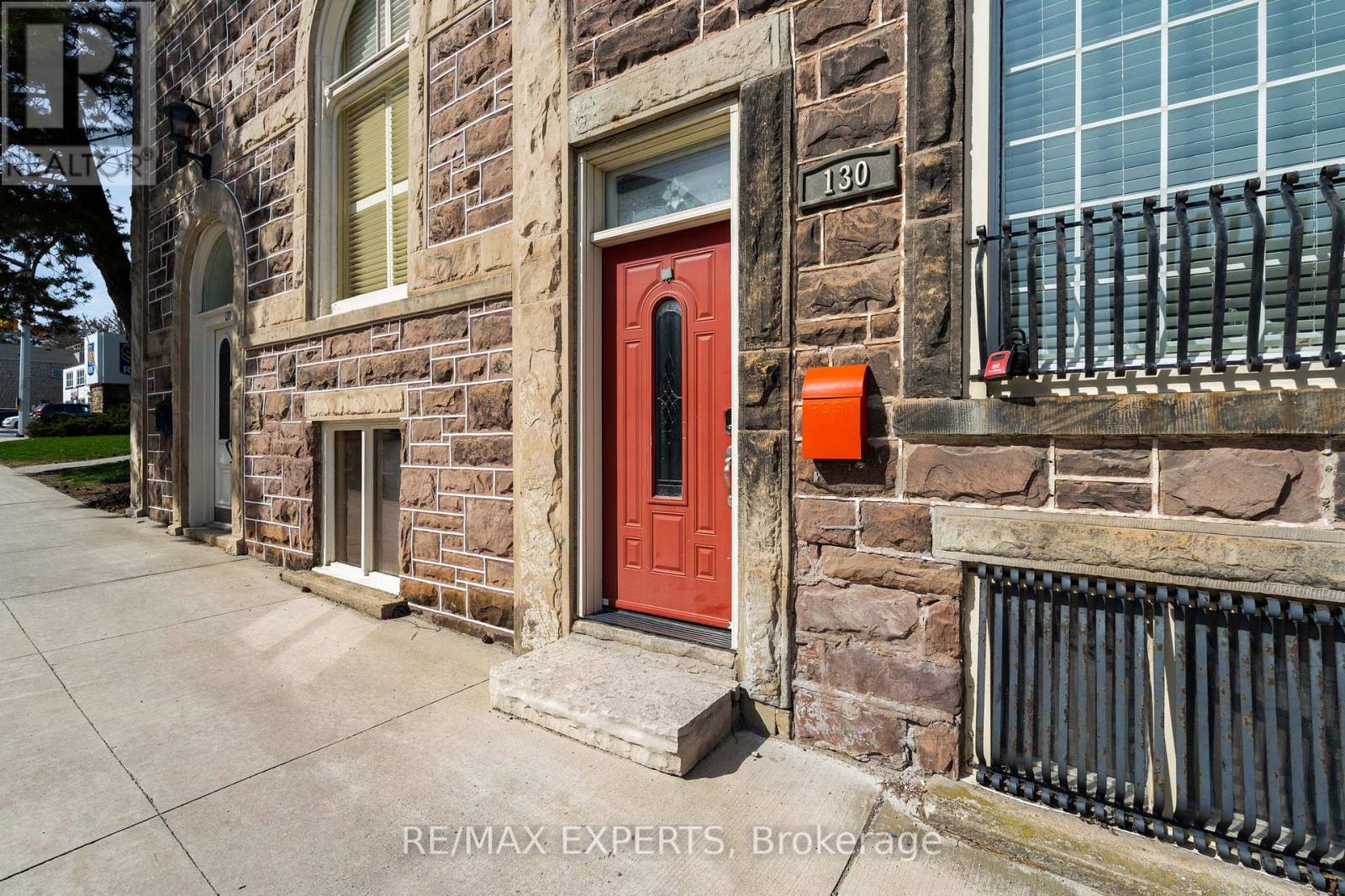 130 St David Street S Property Photo 6