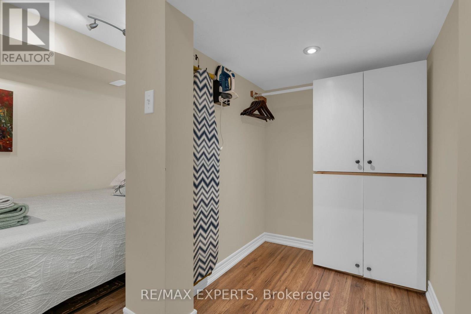 130 St David Street S Property Photo 18