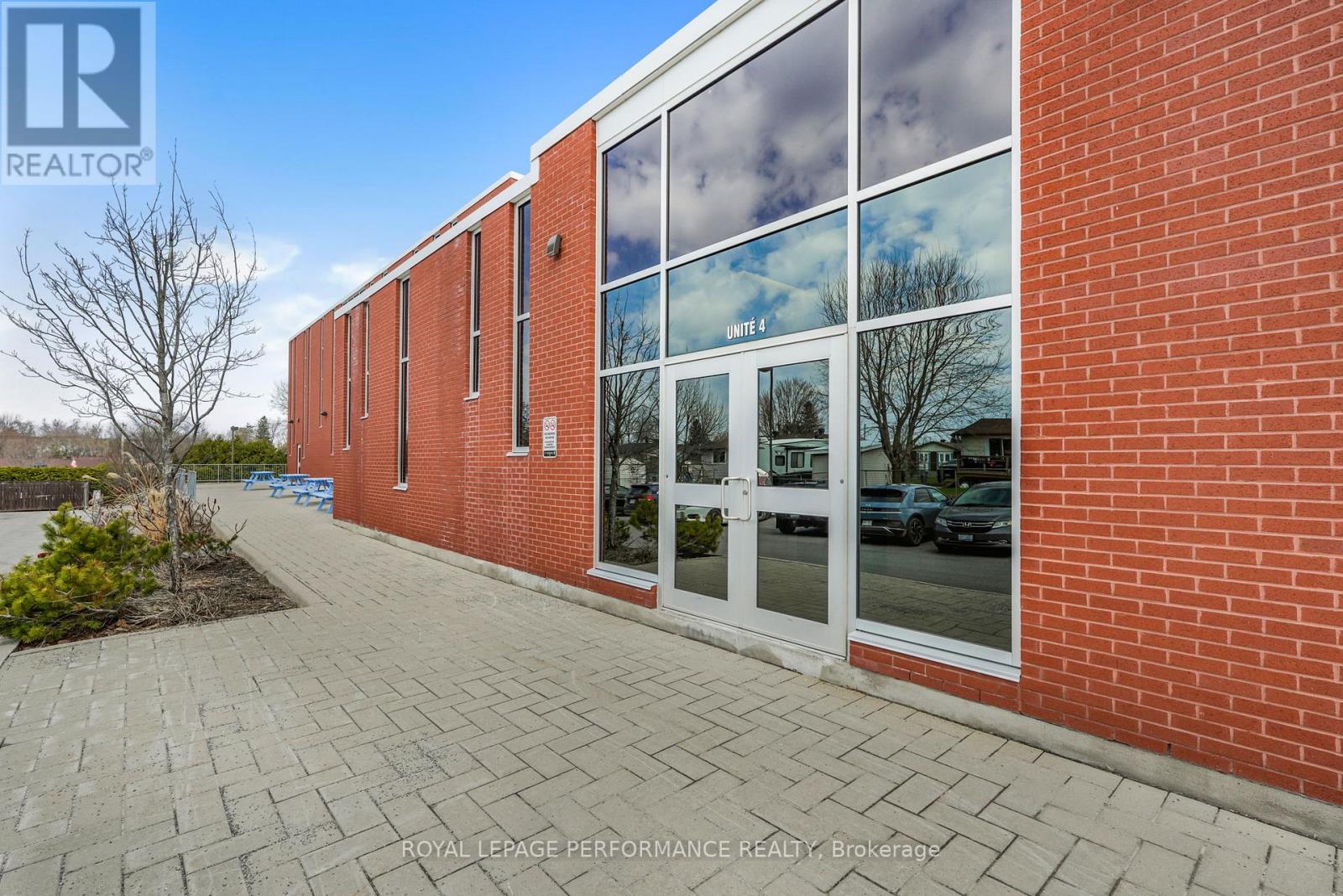 4 - 860 Caron Street Property Photo 3