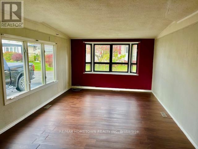 3 - 1871 Oxford Avenue Property Photo 4