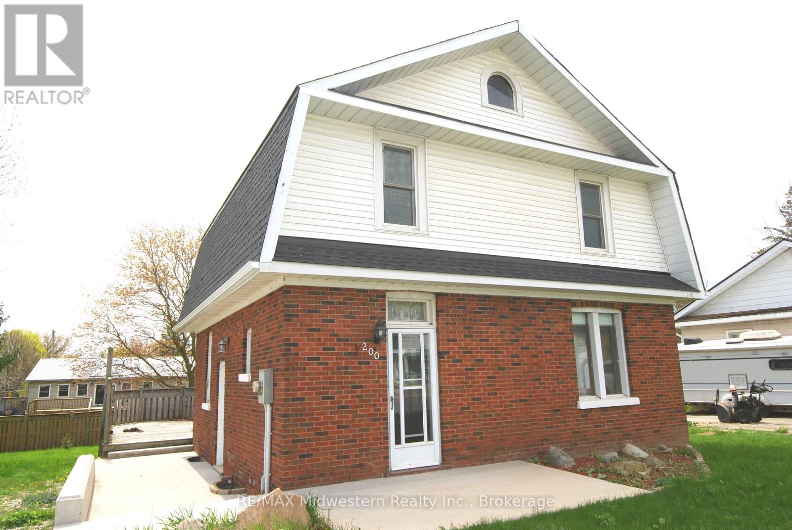 200 Elora Street S Property Photo 1