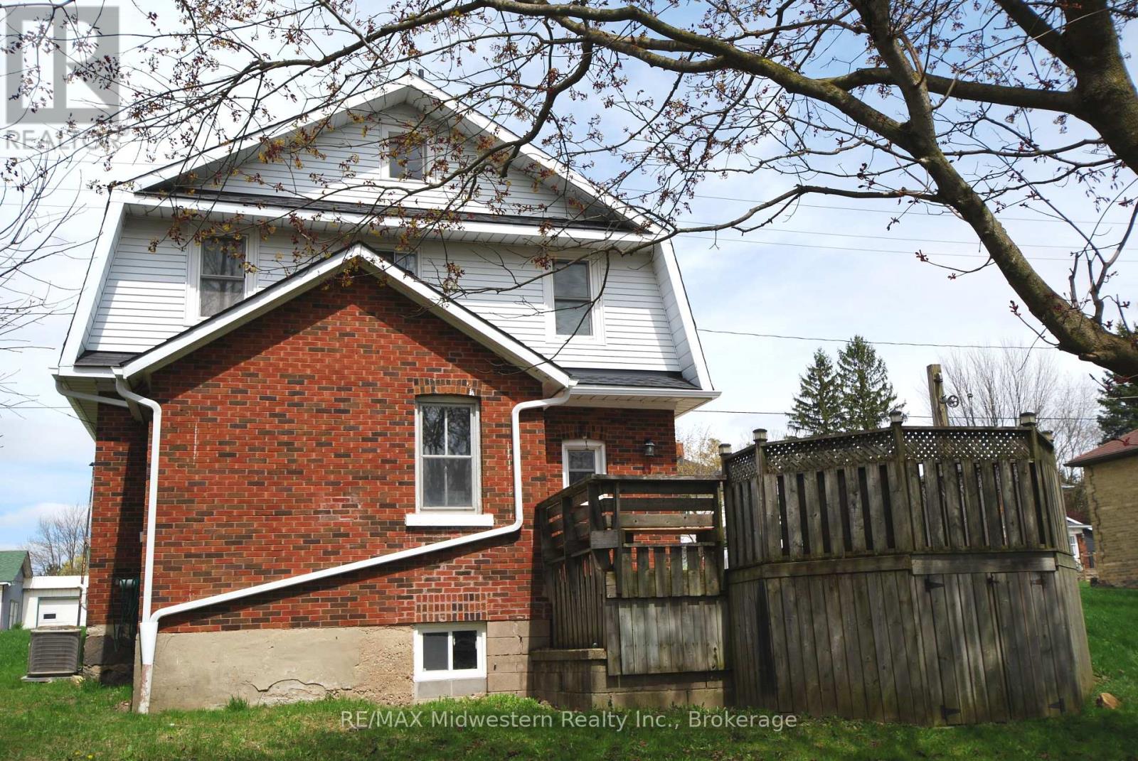 200 Elora Street S Property Photo 2