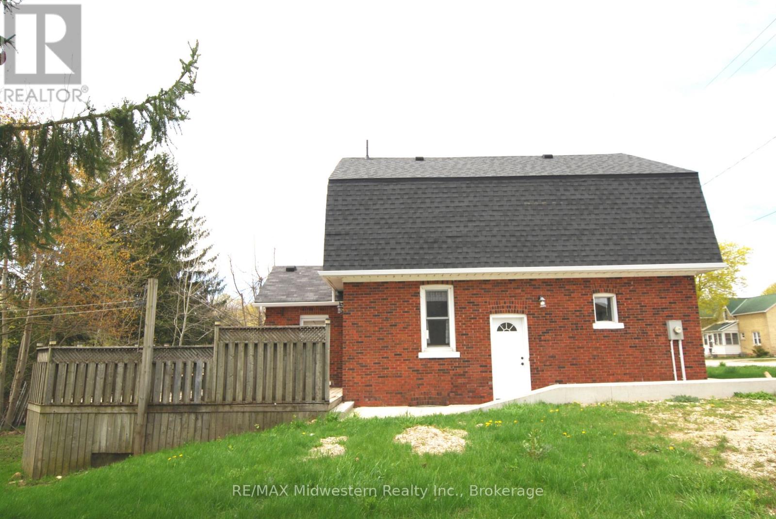200 Elora Street S Property Photo 3