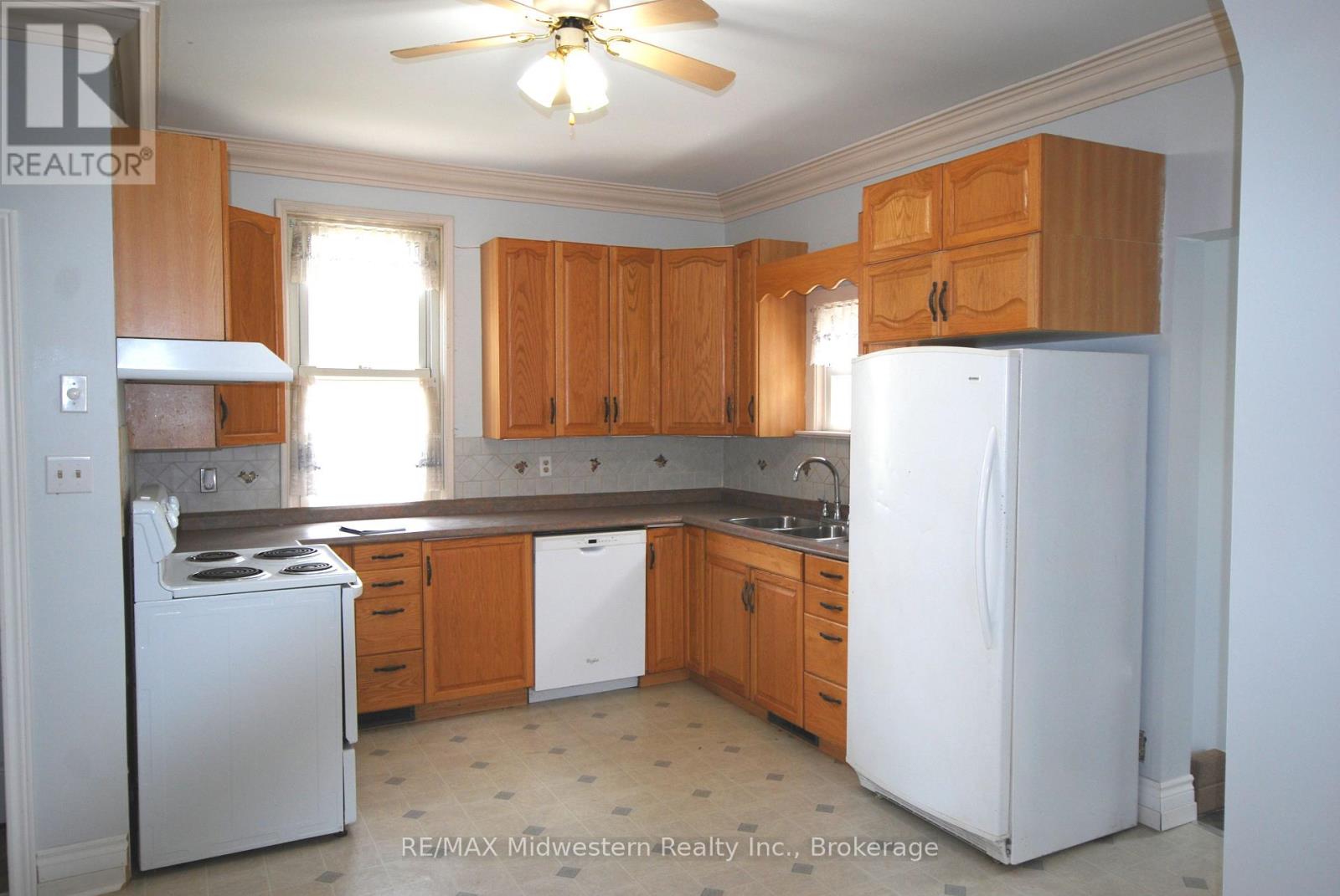200 Elora Street S Property Photo 4