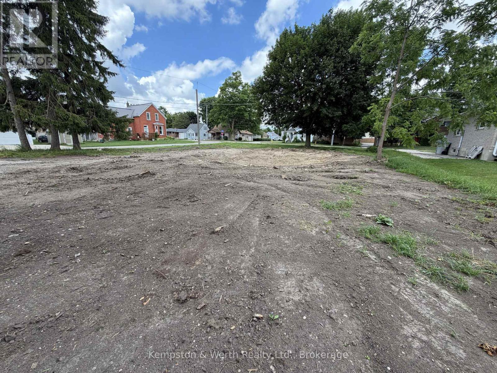 740 Elma Street W Property Photo 8