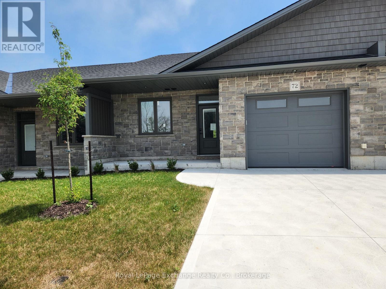 12 MERCEDES CRESCENT N Property Photo 1