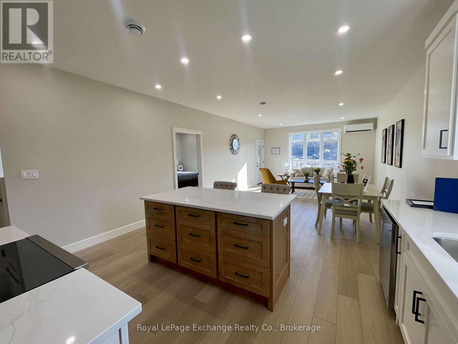 16 Mercedes Crescent N Property Photo 3