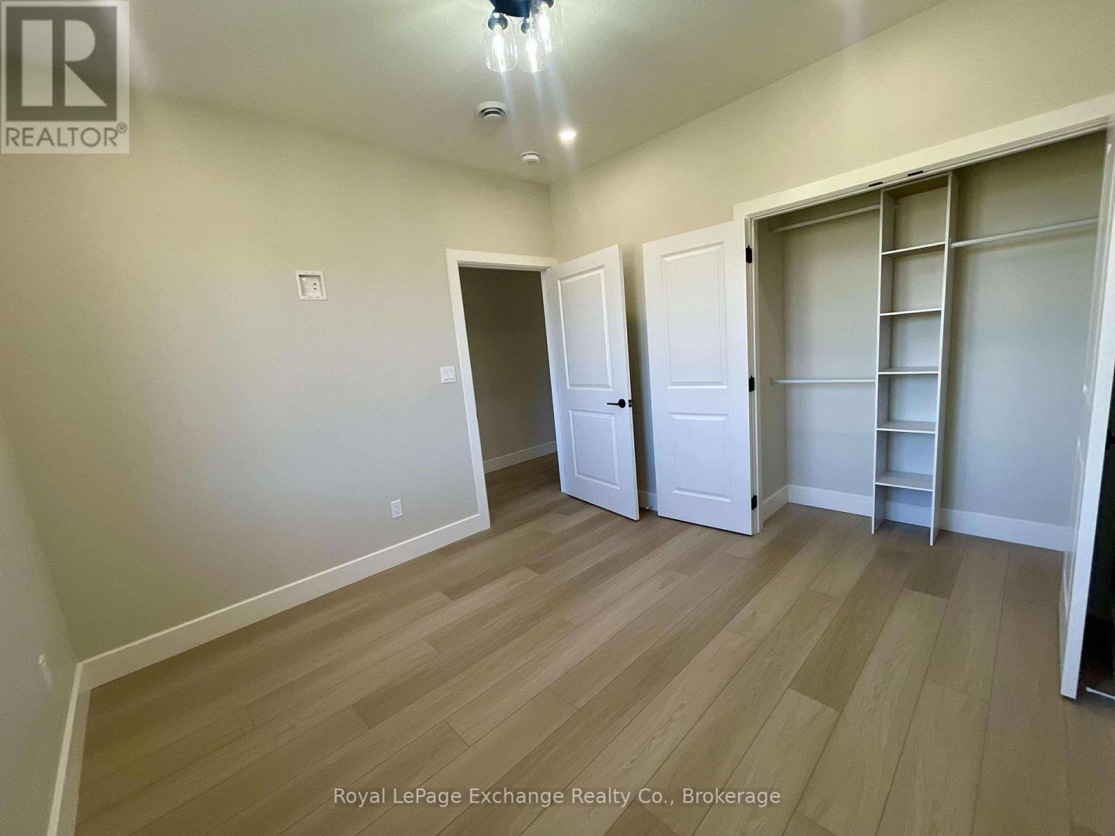 16 Mercedes Crescent N Property Photo 8