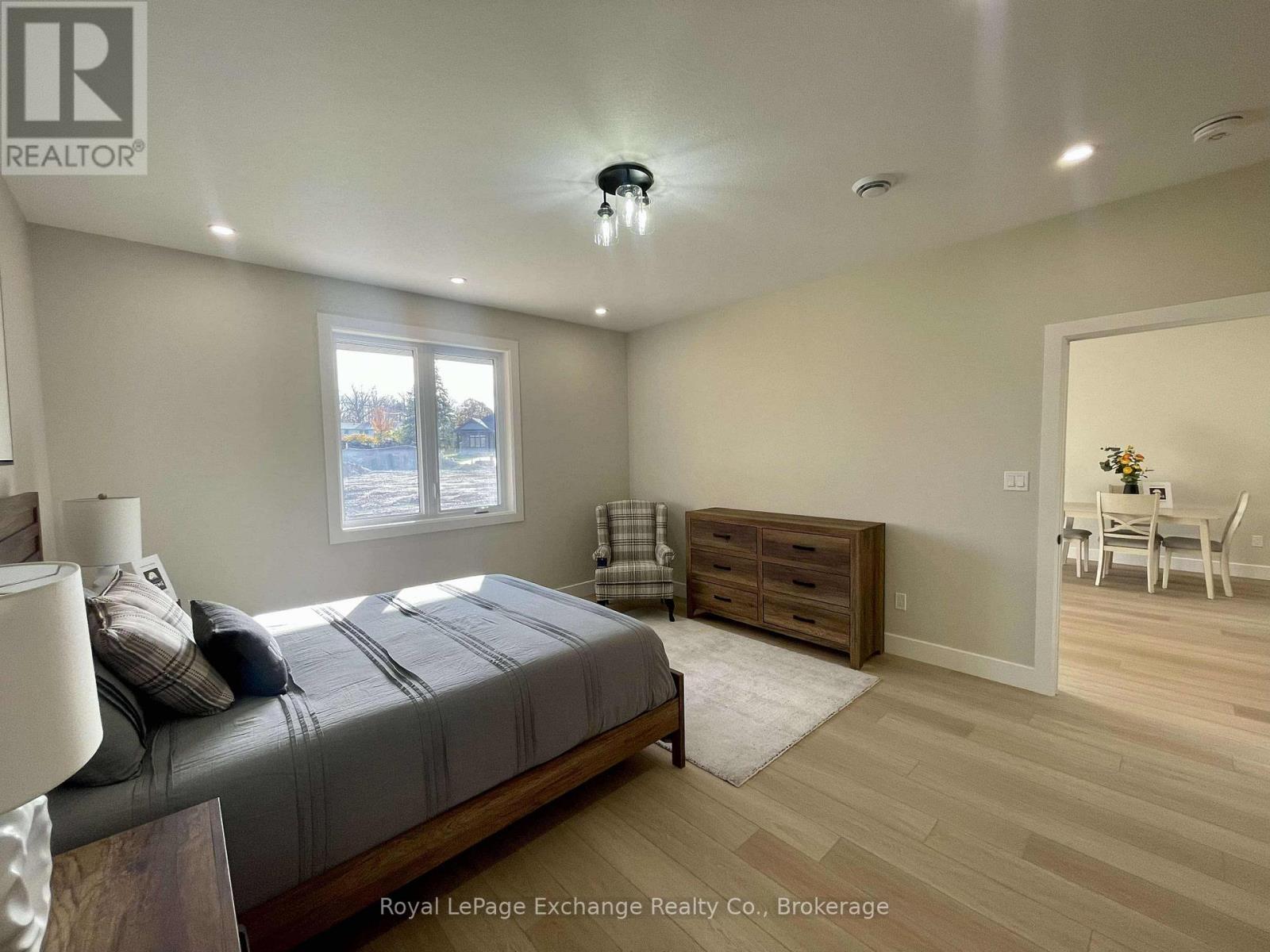 16 Mercedes Crescent N Property Photo 13