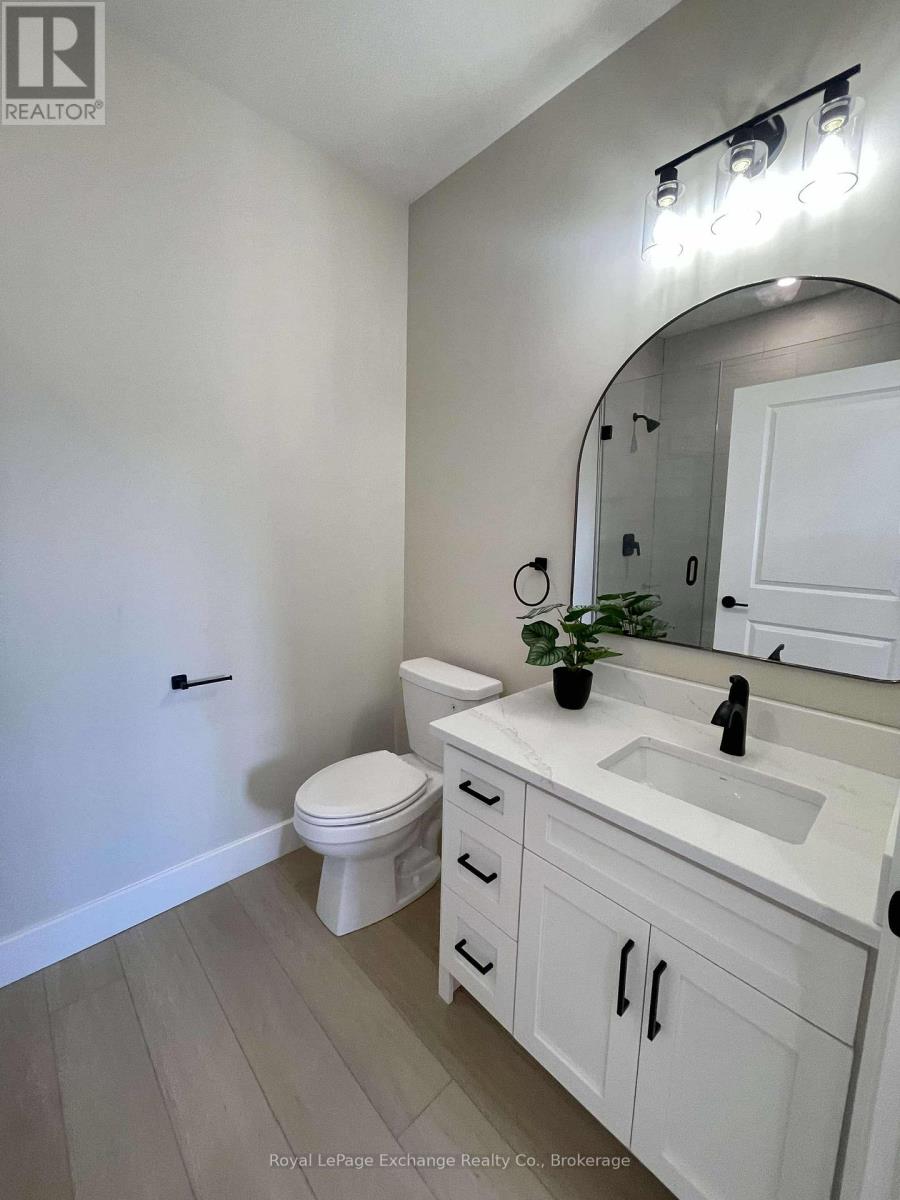 16 Mercedes Crescent N Property Photo 15