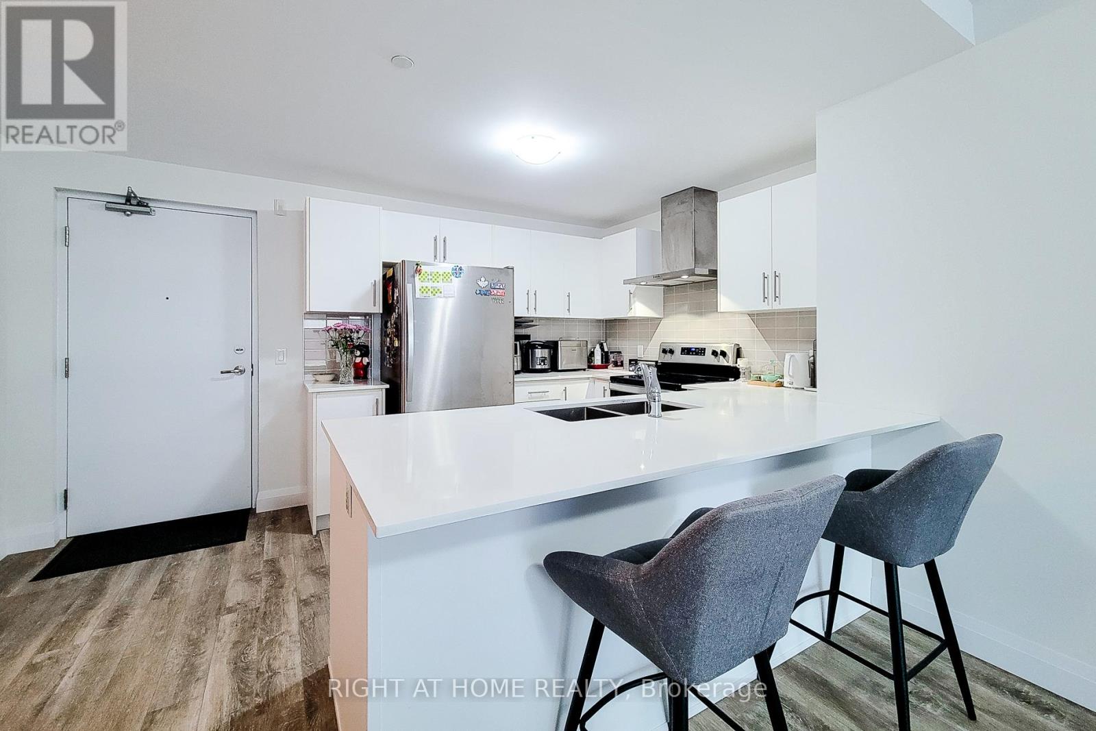 217 - 1 Redfern Avenue Property Photo 6