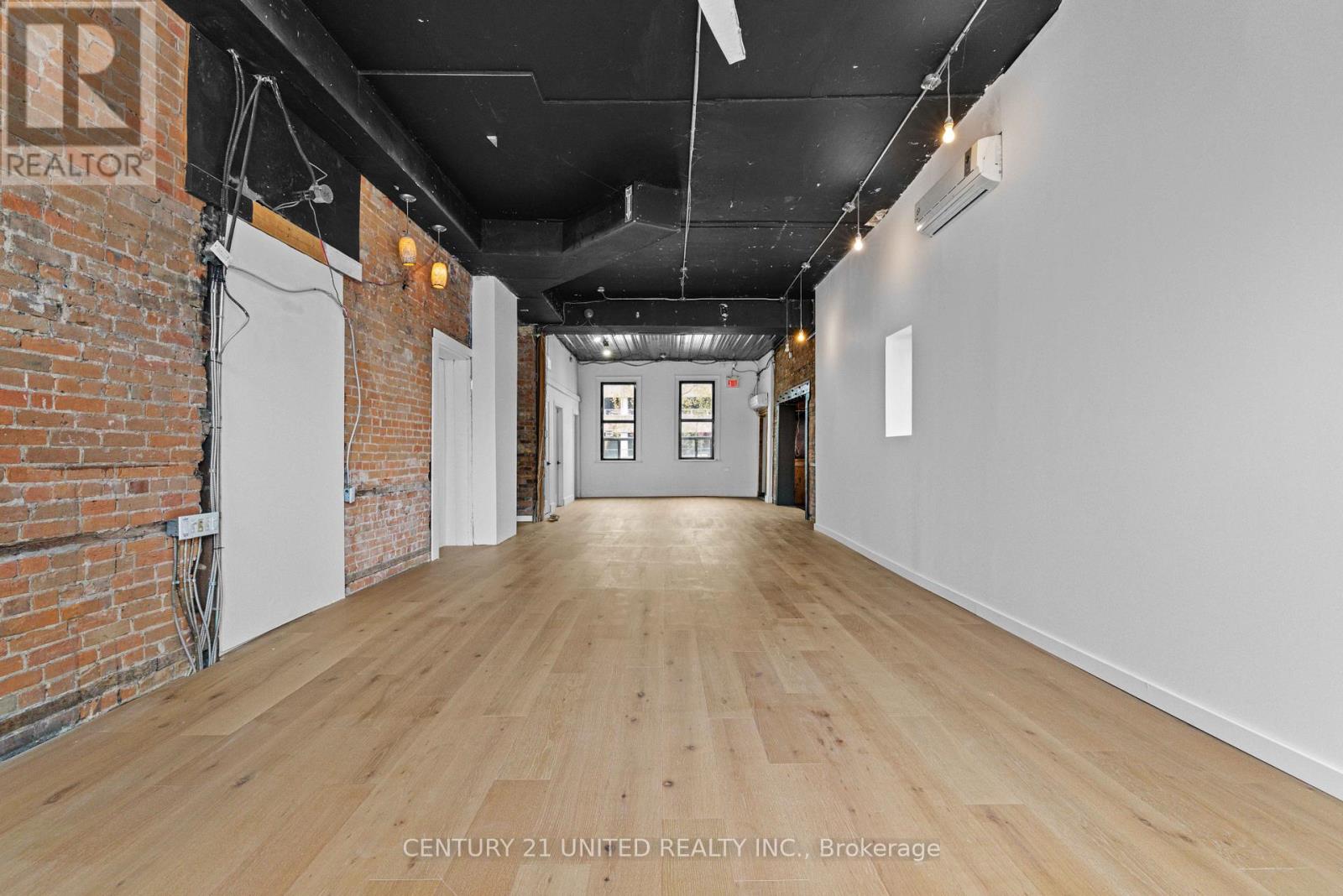 197 Hunter Street W Property Photo 4