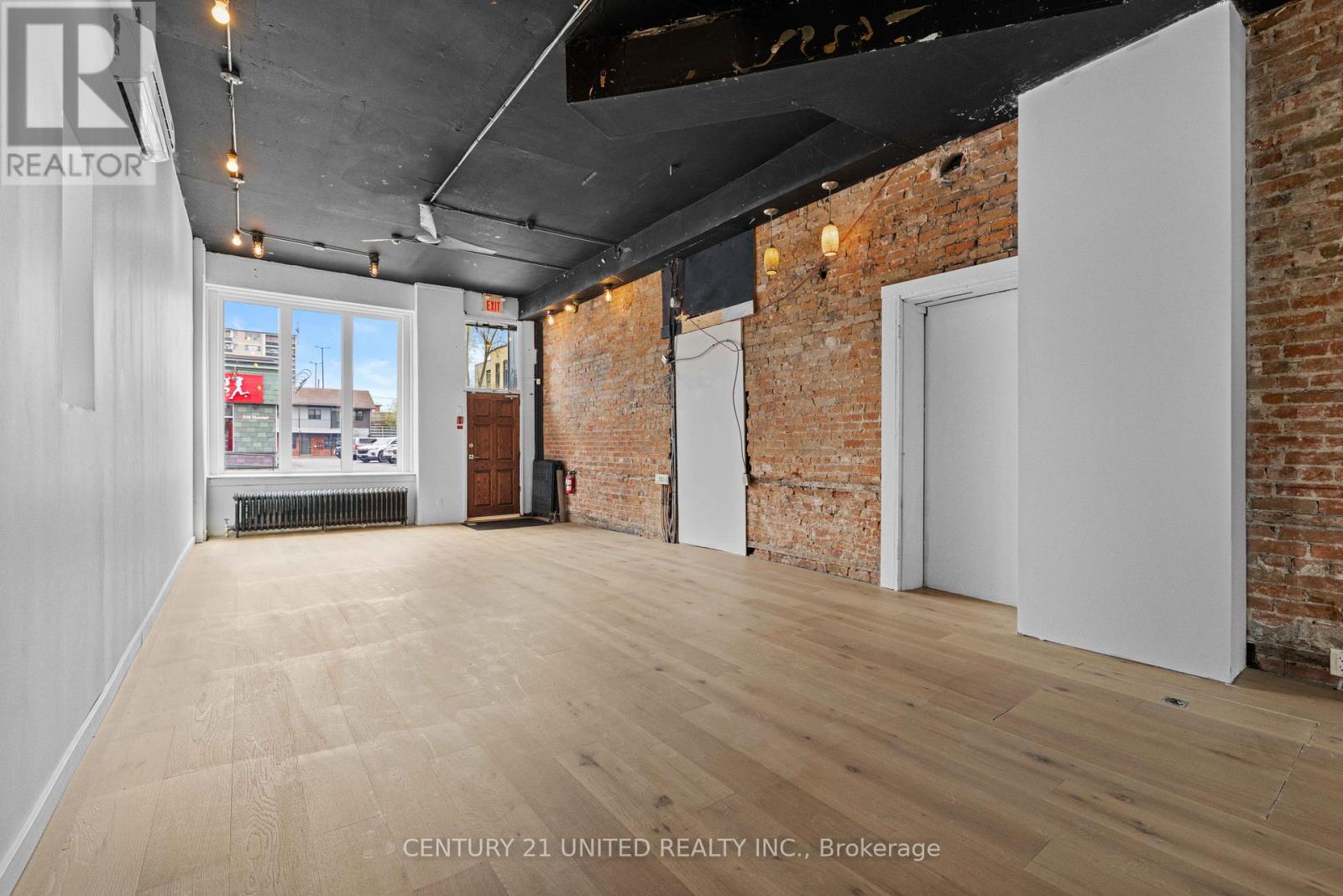 197 Hunter Street W Property Photo 10