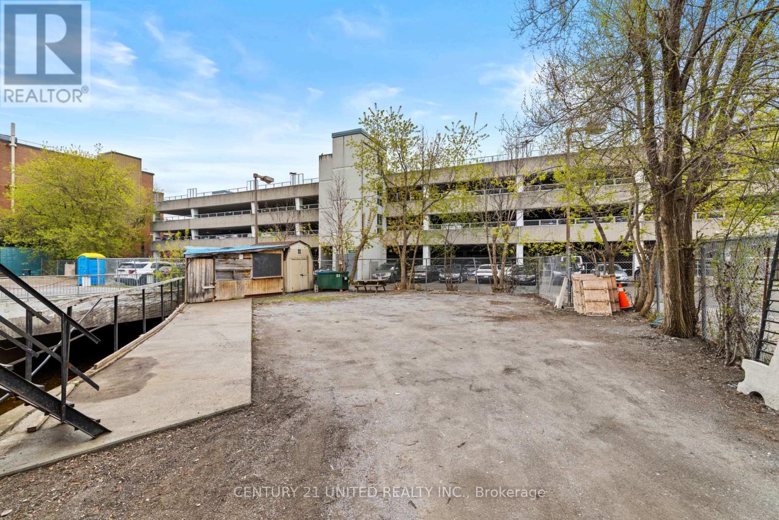 197 Hunter Street W Property Photo 14