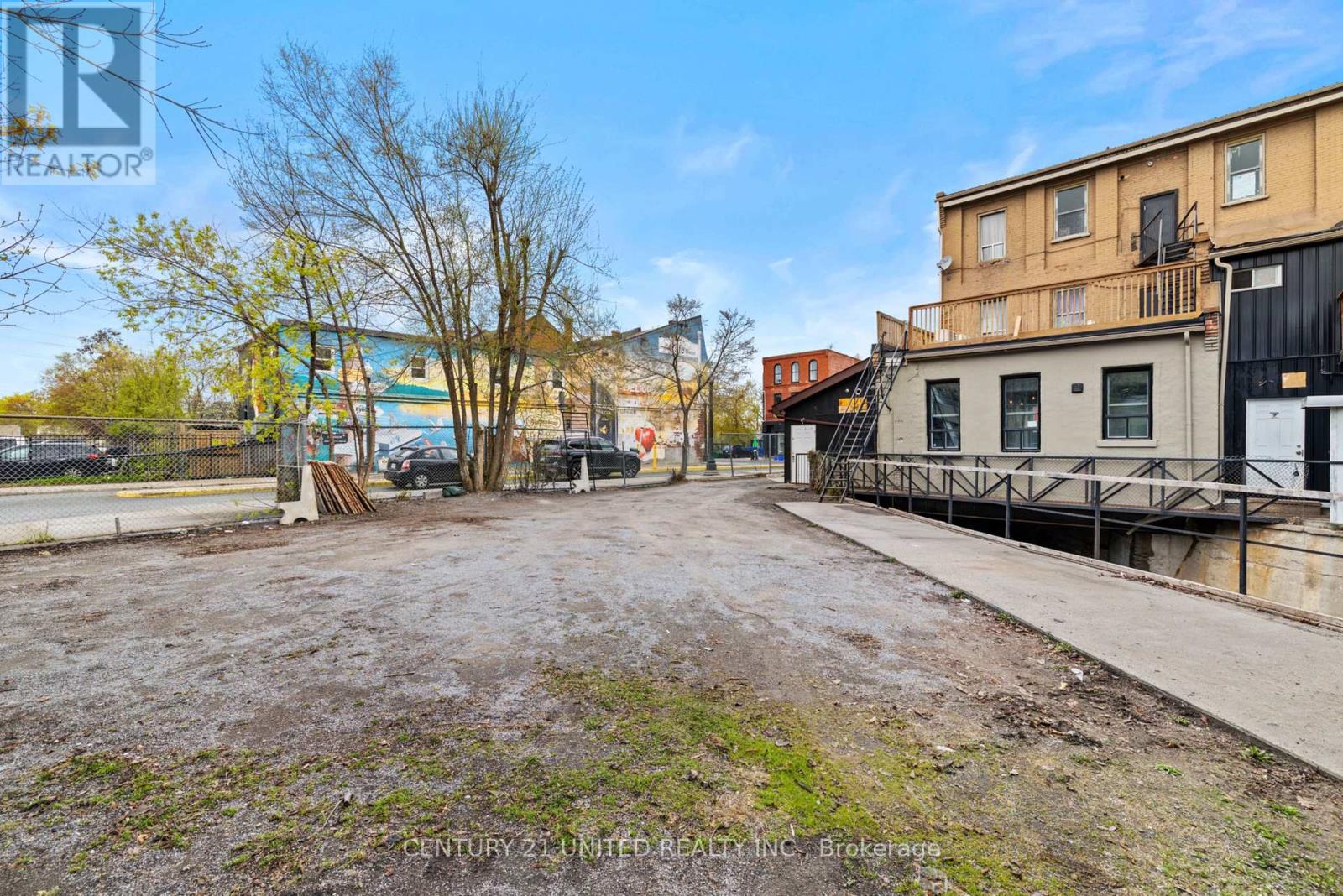 197 Hunter Street W Property Photo 18