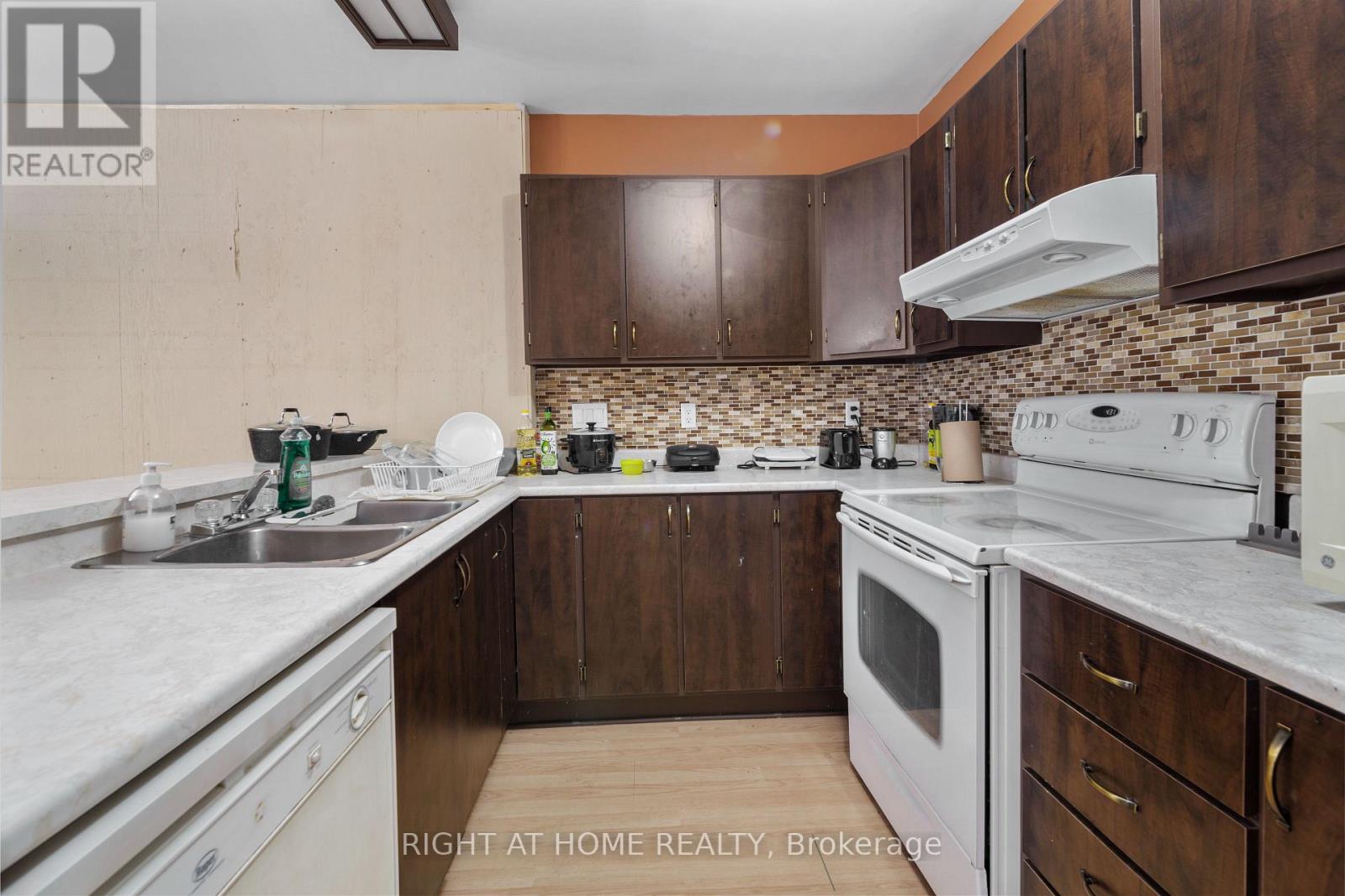 211 King Street Property Photo 24