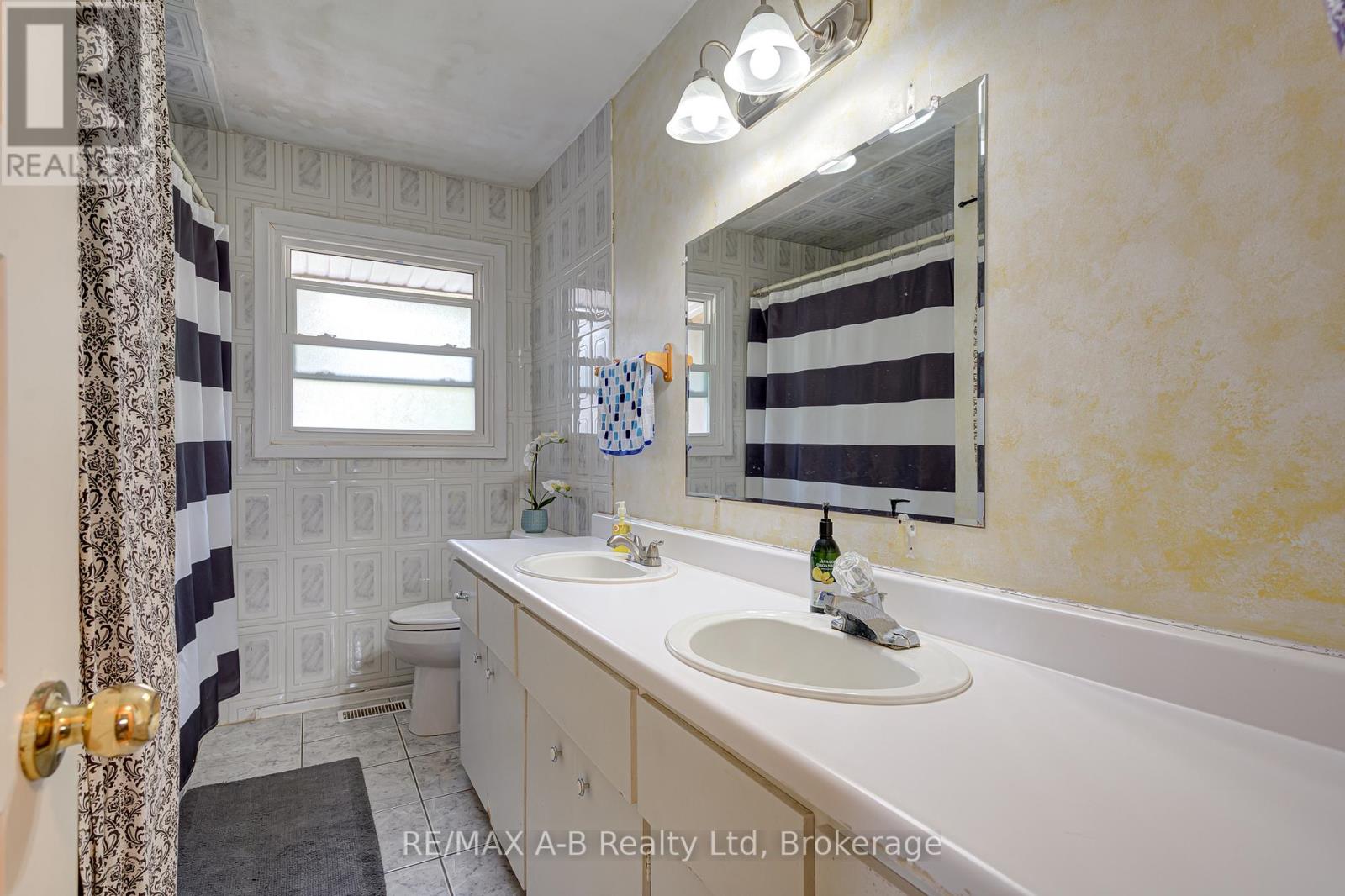 1241 - 1247 Colborne Street W Property Photo 12