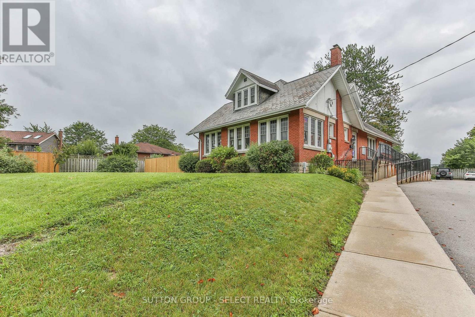 1255 Southdale Road E Property Photo 4