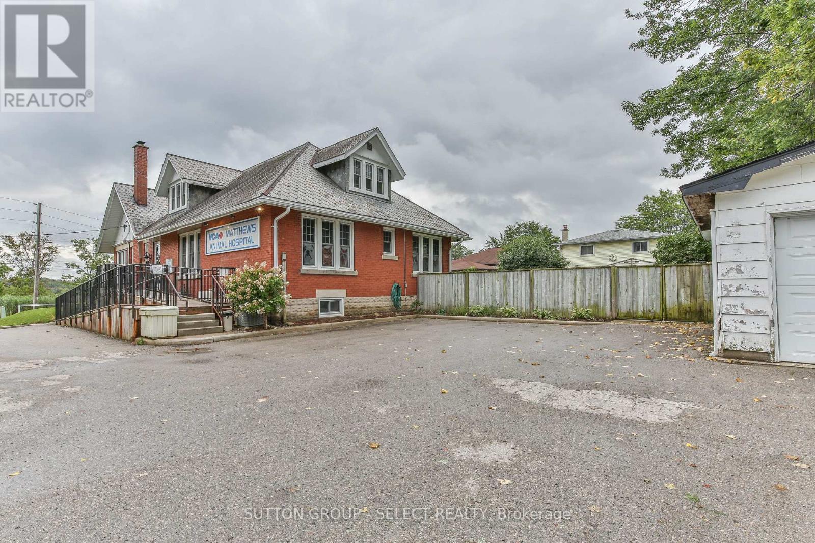 1255 Southdale Road E Property Photo 12