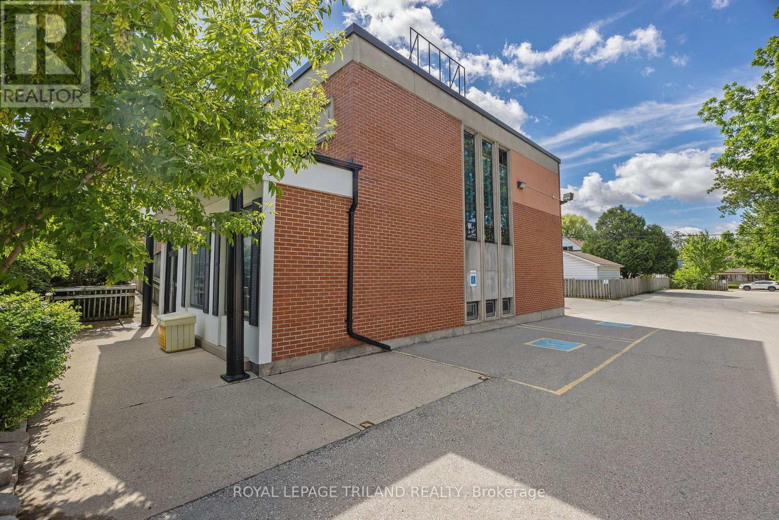 170 Wellington Street Property Photo 6