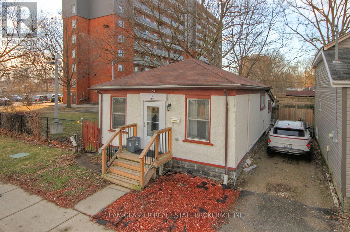 225 SIMCOE STREET Property Photo 1