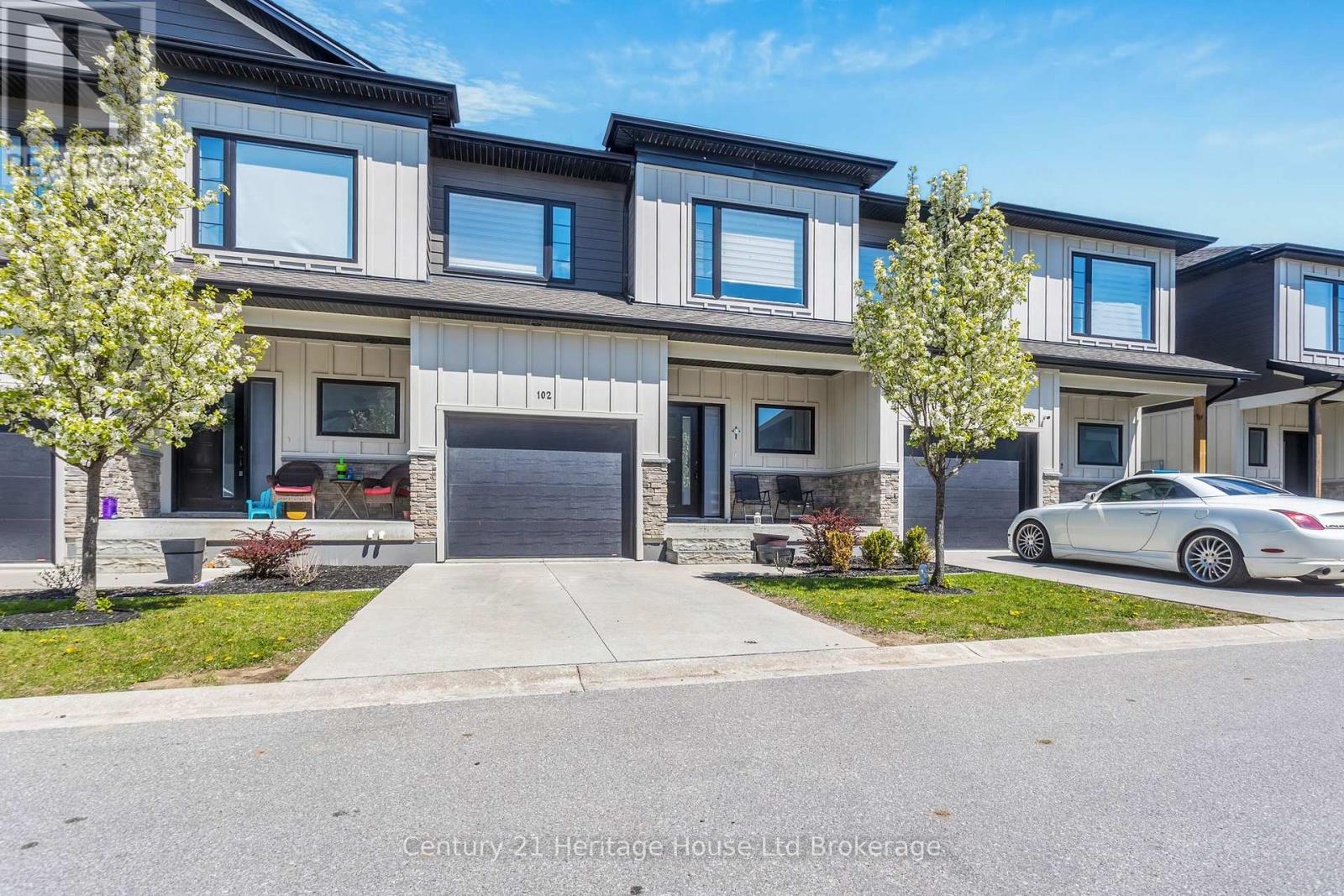 102 - 360 QUARTER TOWN LINE Property Photo 1