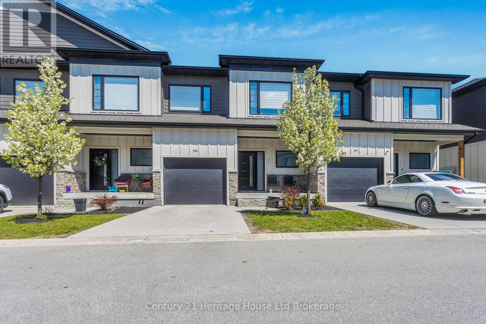 102 - 360 Quarter Town Line Property Photo 2