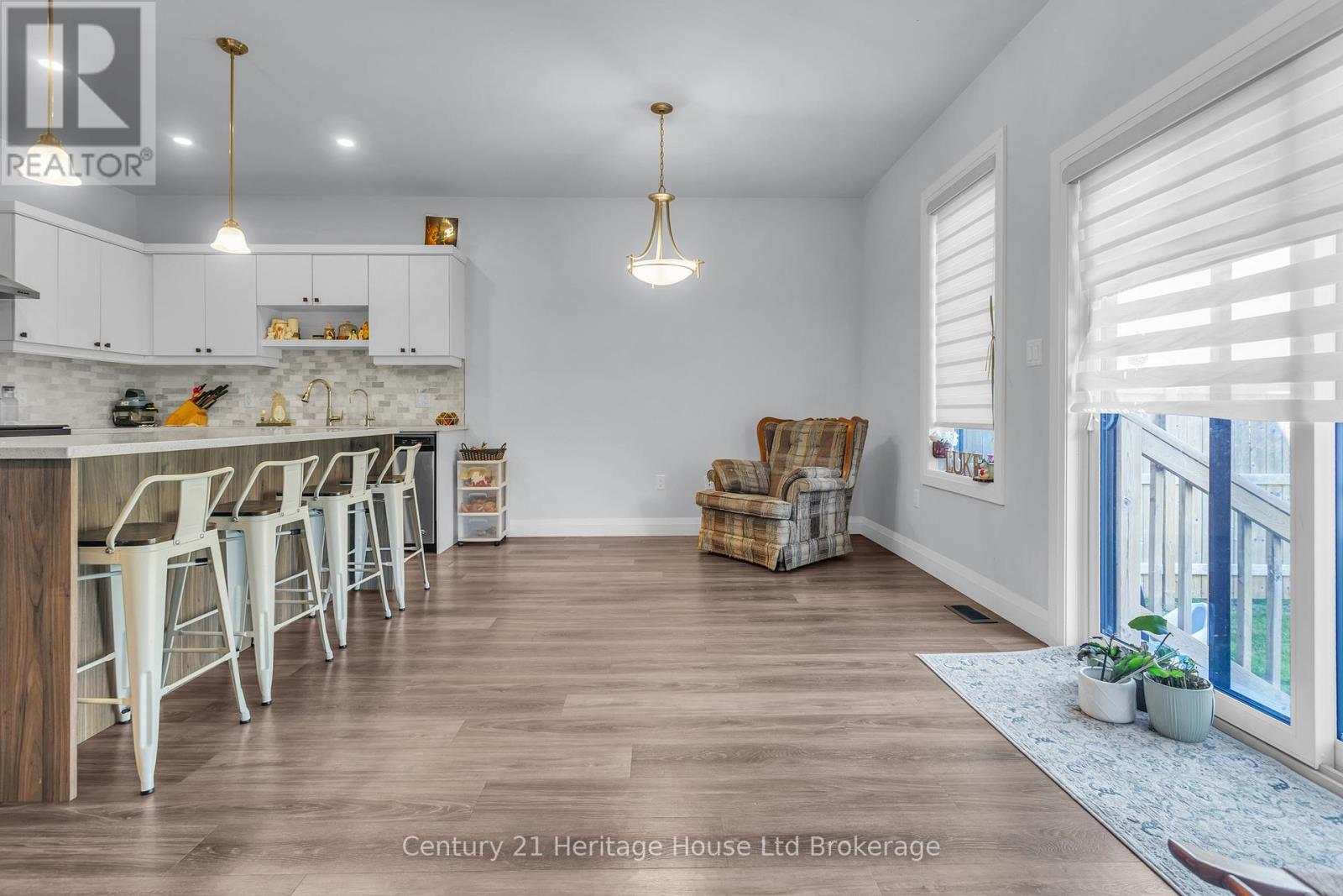 102 - 360 Quarter Town Line Property Photo 4