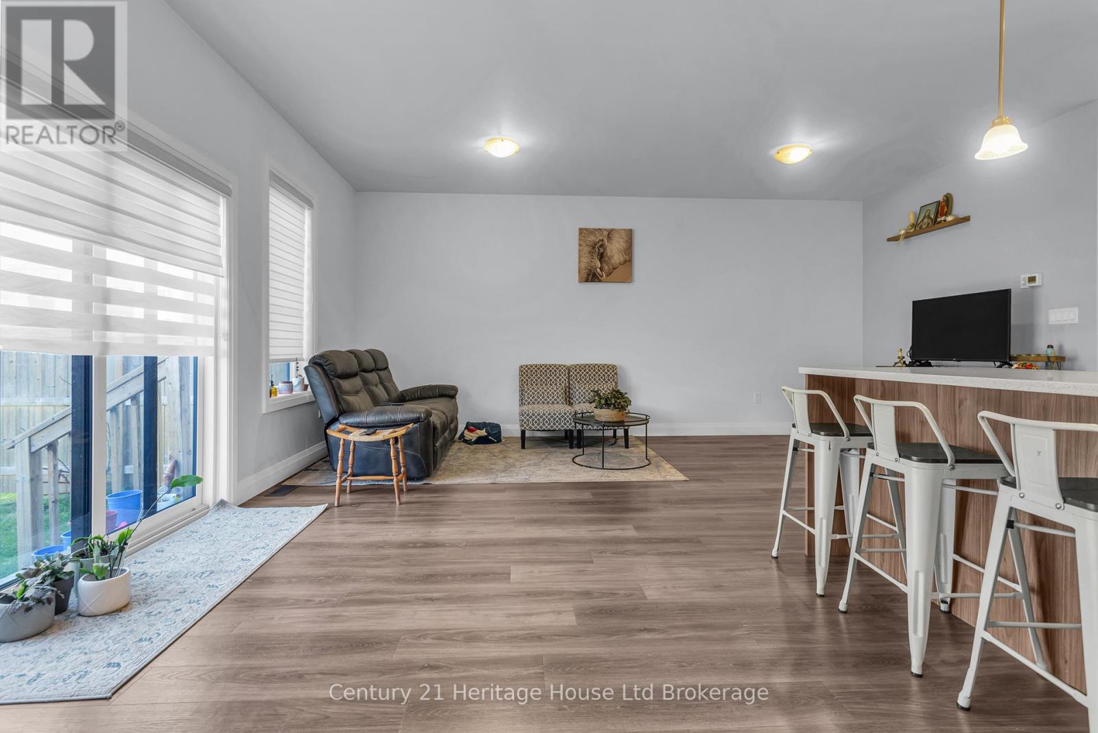 102 - 360 Quarter Town Line Property Photo 5