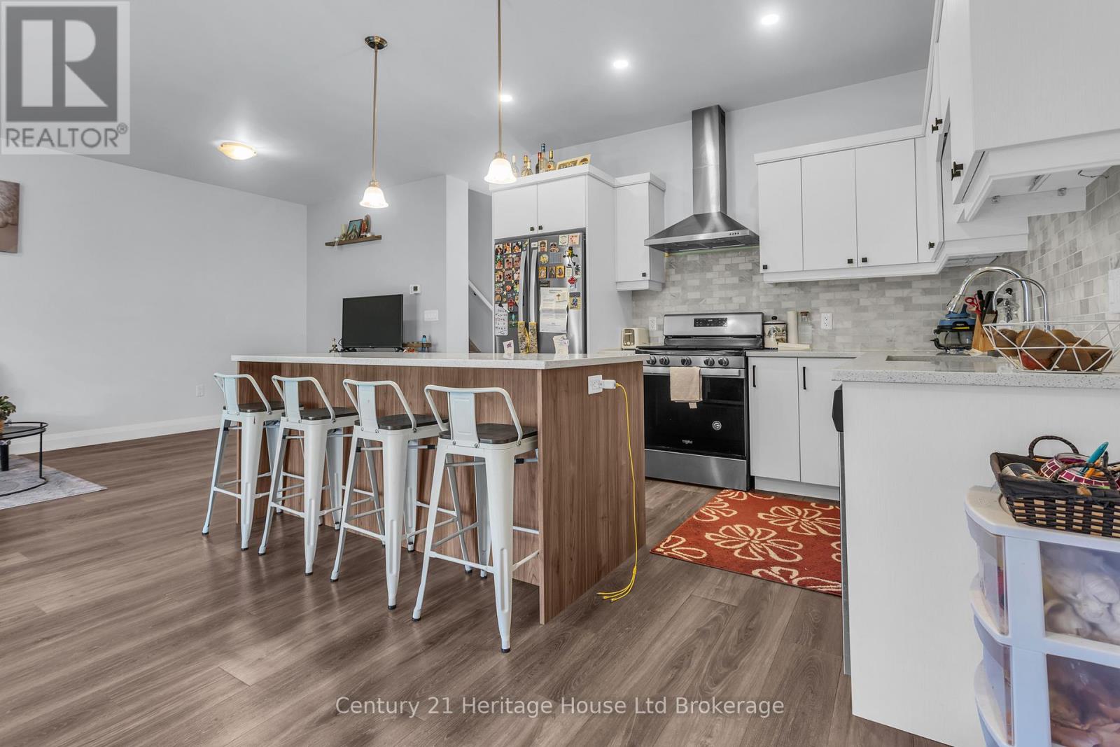 102 - 360 Quarter Town Line Property Photo 6