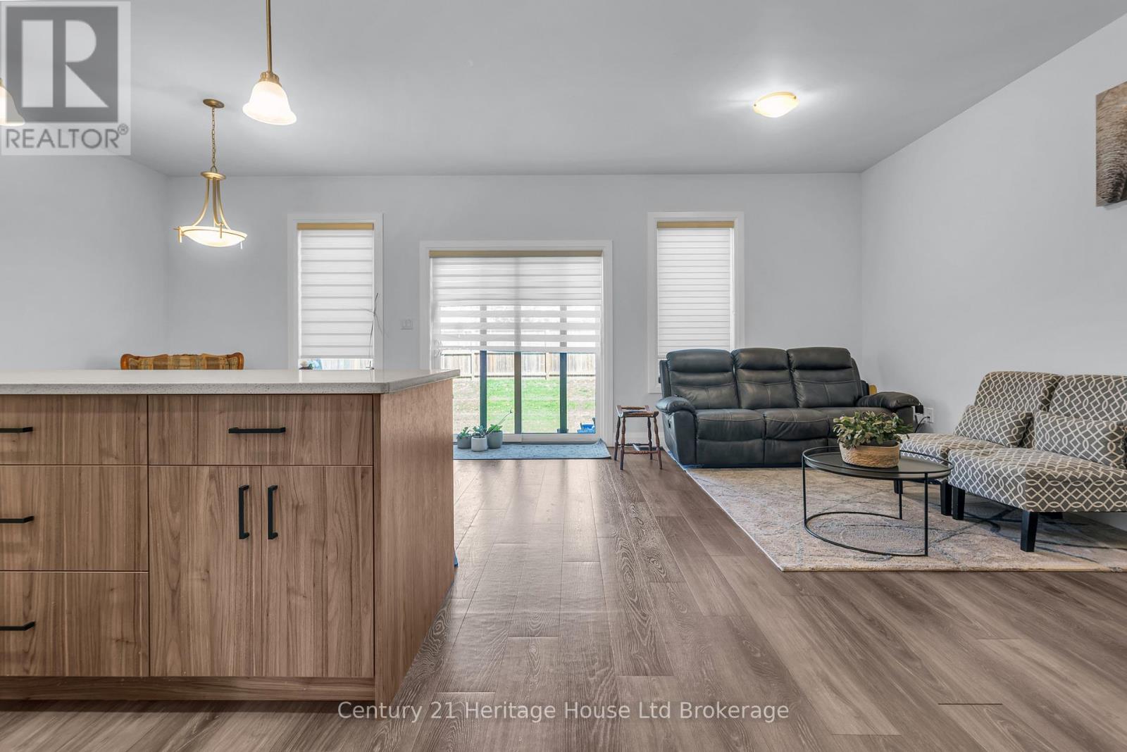 102 - 360 Quarter Town Line Property Photo 8
