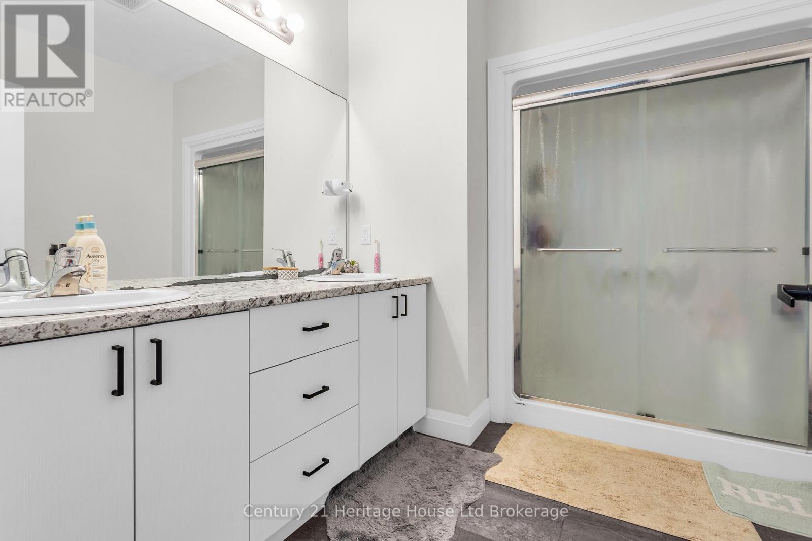 102 - 360 Quarter Town Line Property Photo 13