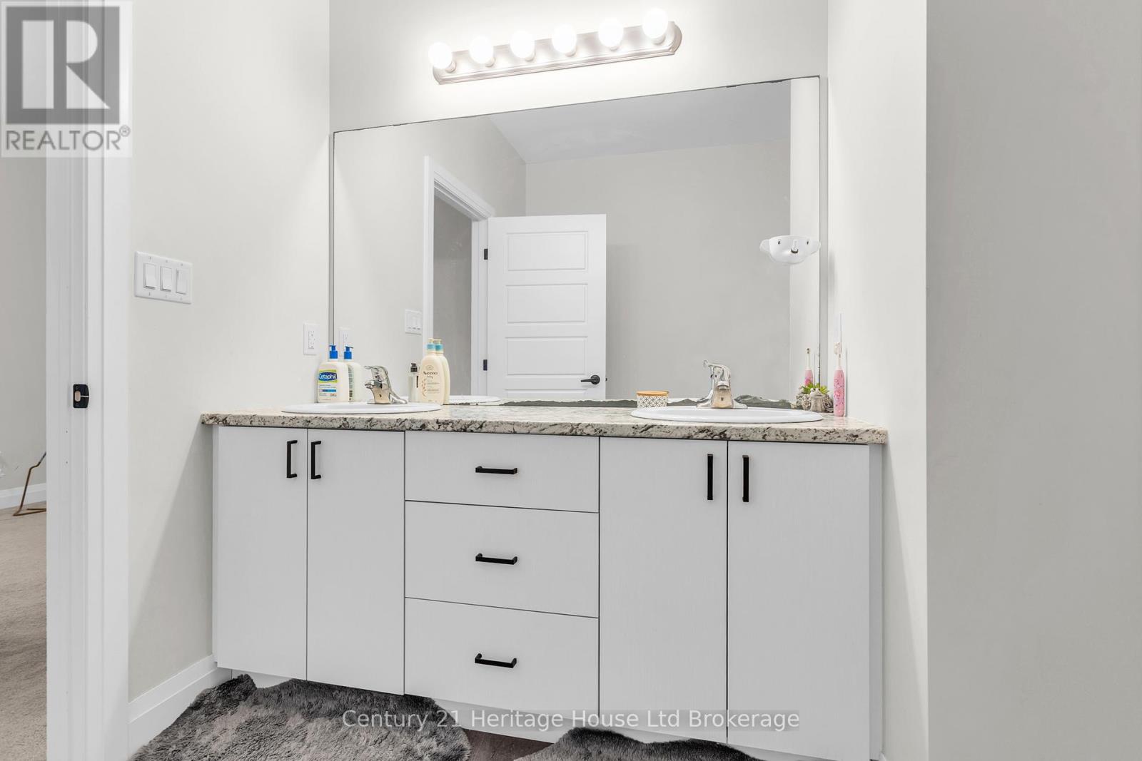 102 - 360 Quarter Town Line Property Photo 14