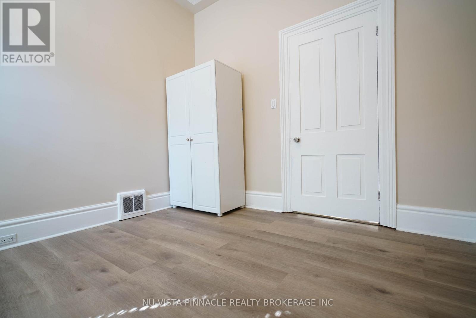 571 Dufferin Avenue Property Photo 12