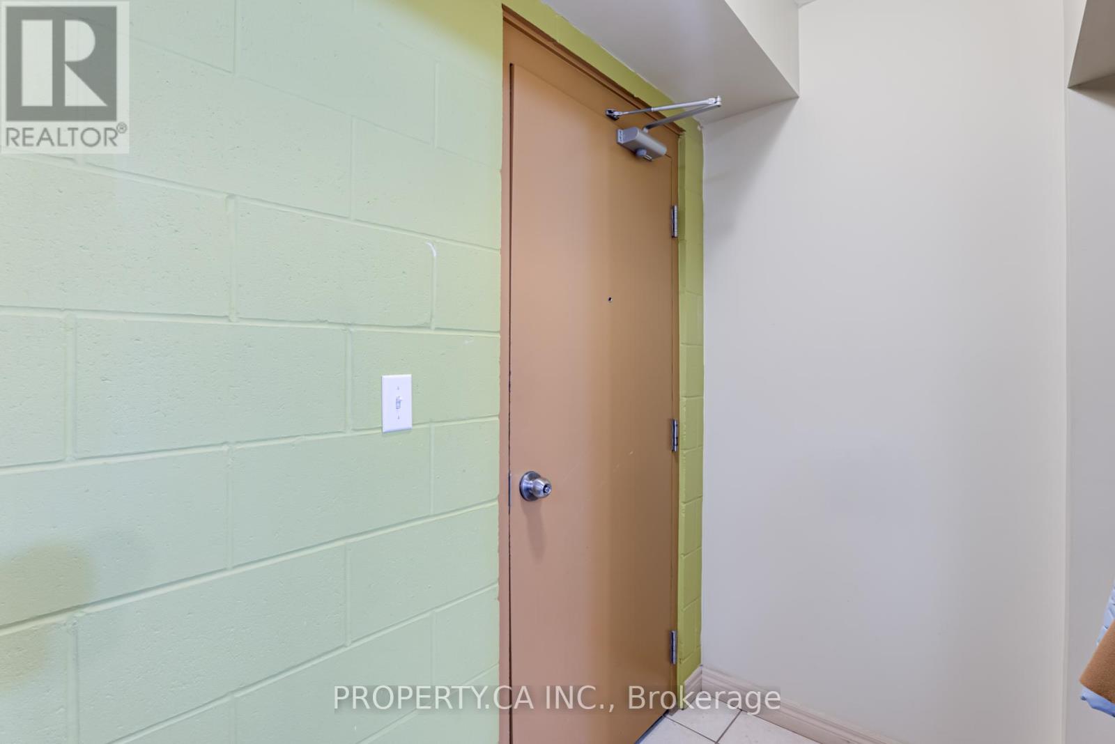 204 - 253 Lester Street Property Photo 4