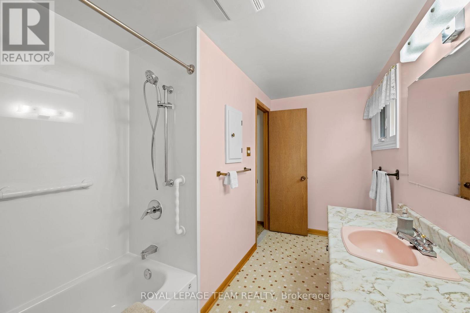 7 Centrepark Drive Property Photo 26