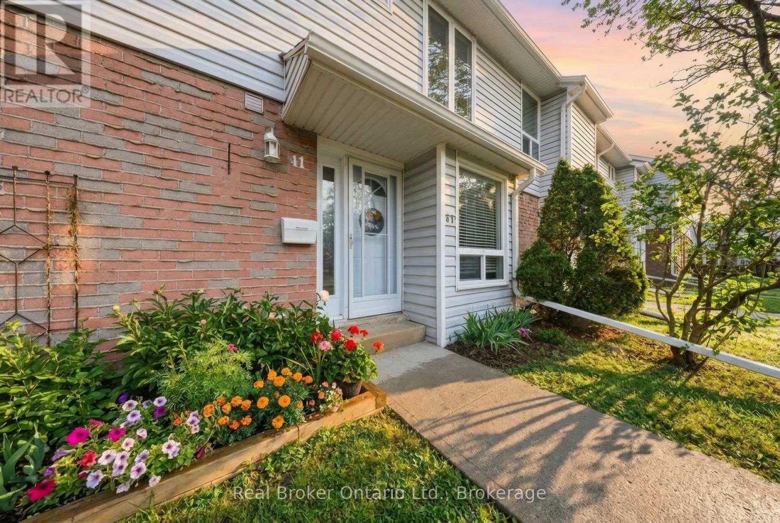41 - 32 MOWAT BOULEVARD Property Photo 1