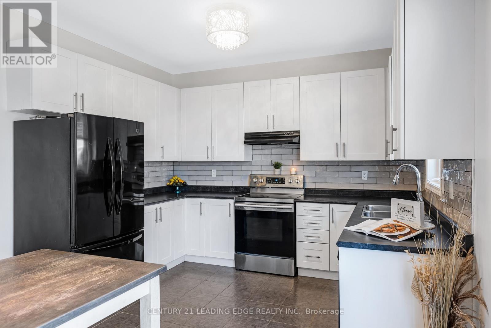 720 Fisher Street E Property Photo 9