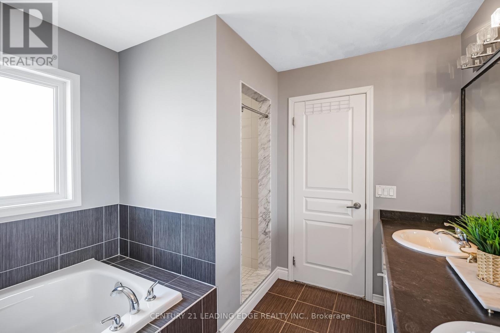 720 Fisher Street E Property Photo 25