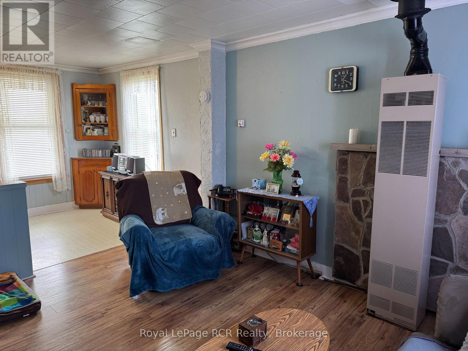 381 14th Street W Property Photo 3