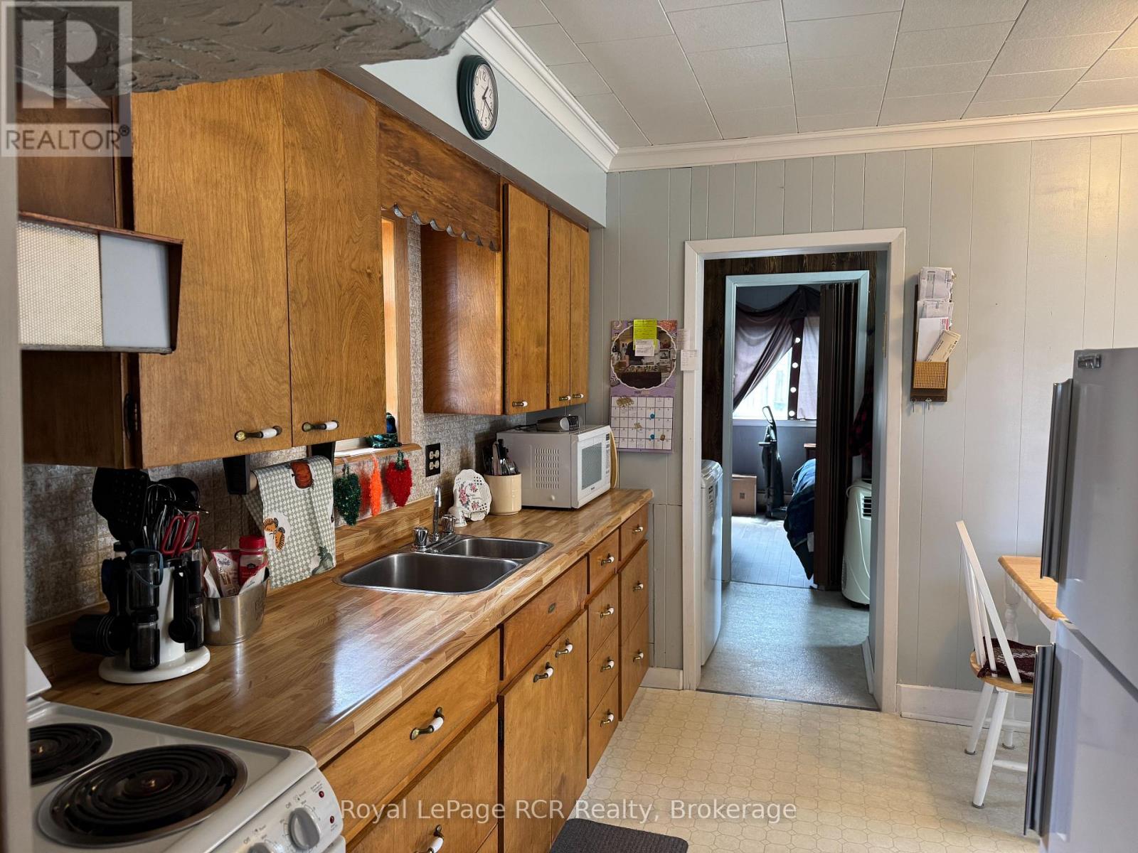 381 14th Street W Property Photo 5