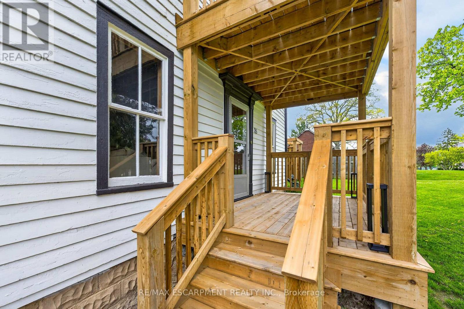 35 Ottawa Street S Property Photo 4