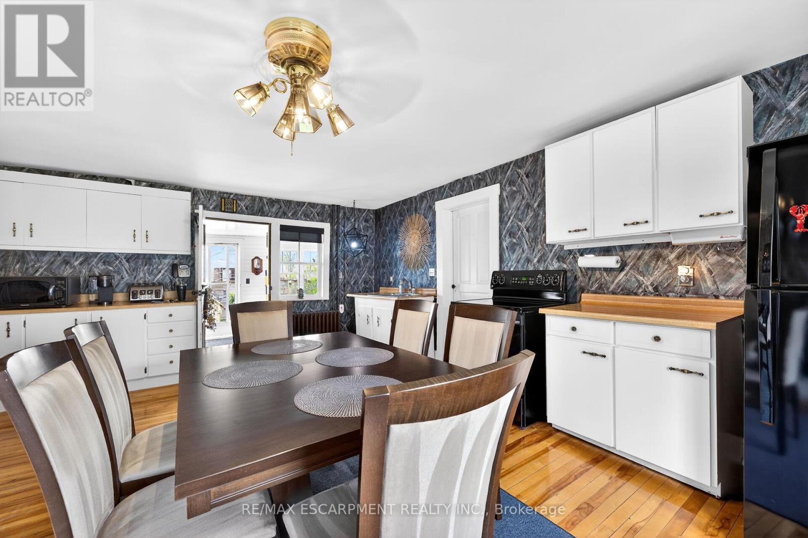 35 Ottawa Street S Property Photo 16