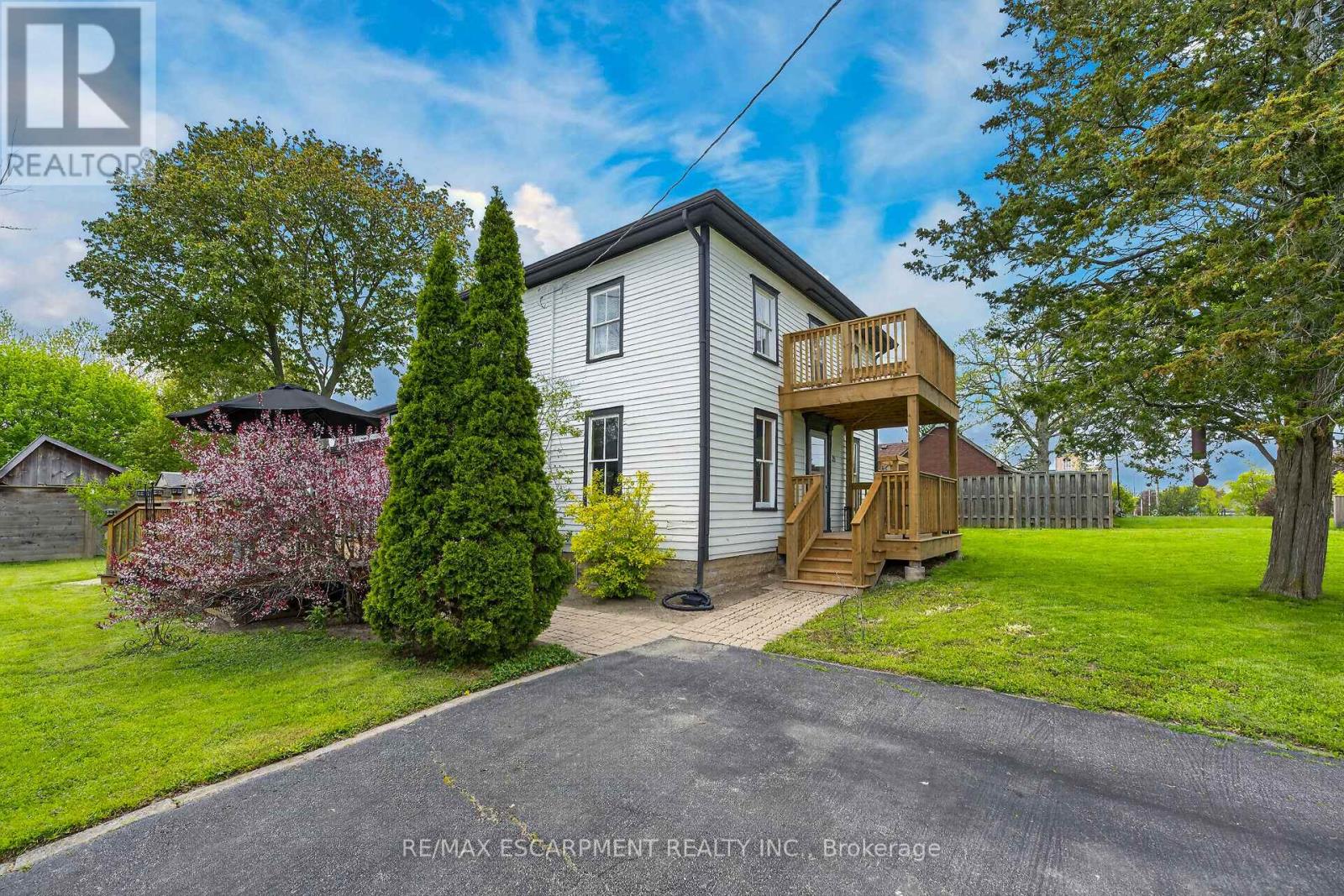 35 Ottawa Street S Property Photo 37